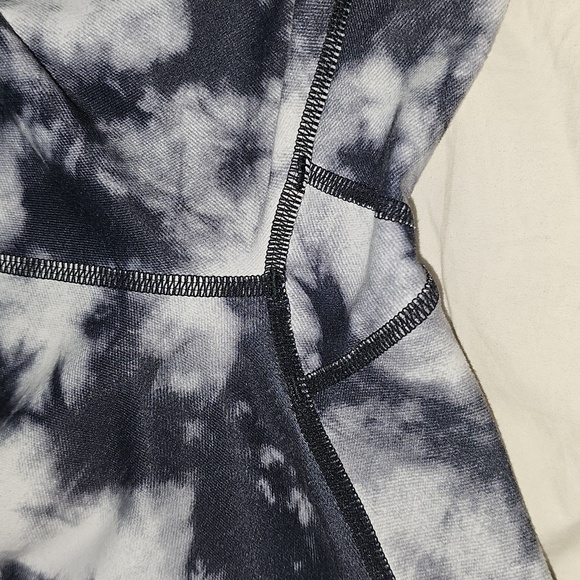 Fabletics Womens Full Length Tie Dye Leggings. Black And White Sz 10 - Picture 6 of 7